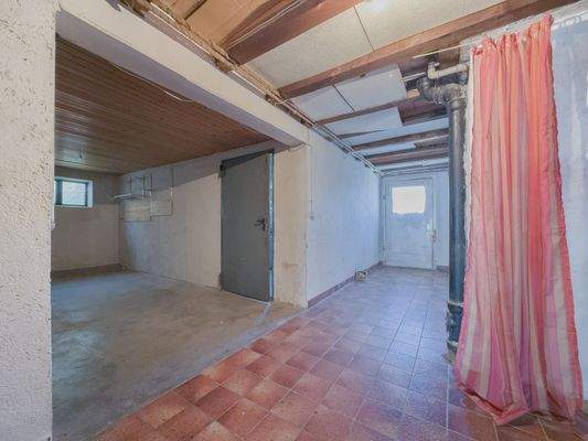 25 Flur Zugang Garage & Heizungsraum EG