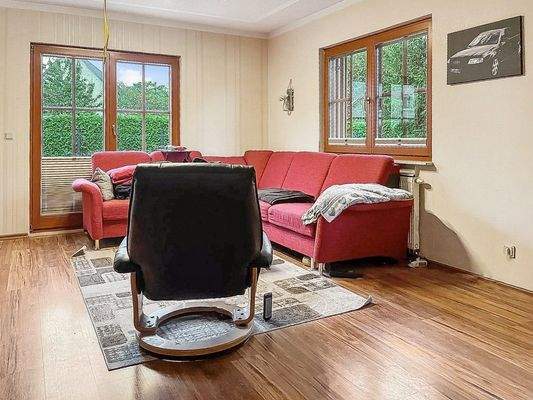 Wohnzimmer mit Austritt EG