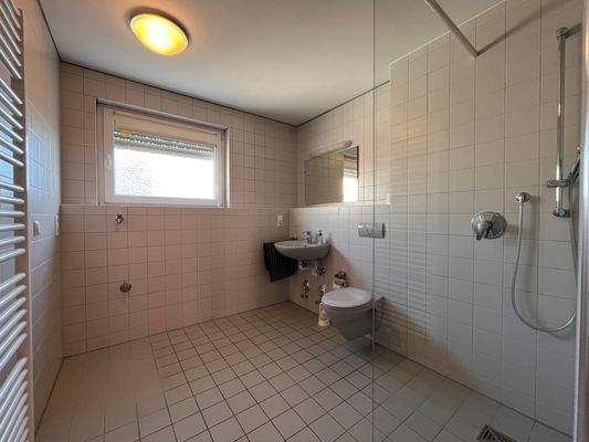 bodentiefe Dusche WC mit Waschmaschinenanschluss