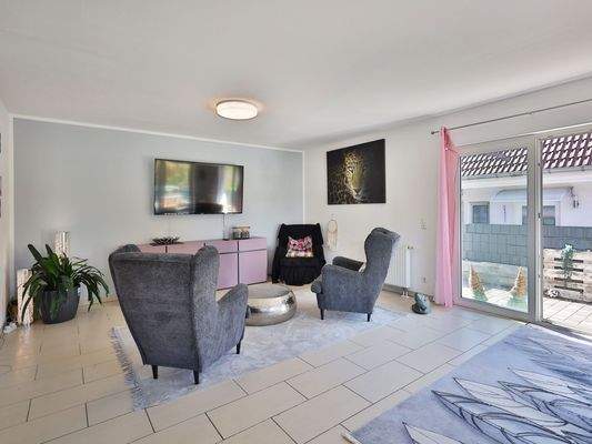 Schöner, heller Wohnbereich mit Zugang zur Terrasse