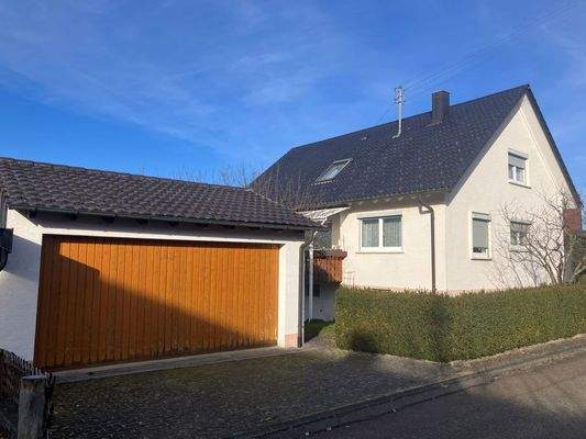 Seitenansicht Süd mit Doppelgarage