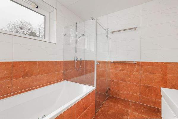 Mit Dusche & Badewanne