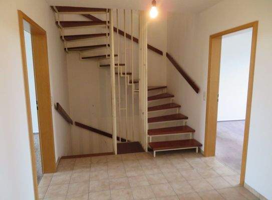 13-Treppe ins Obergeschoss.JPG