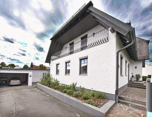 Ostfront des Hauses und Stellplätze