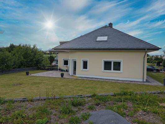 Außenansicht mit Terasse und Garten.jpeg