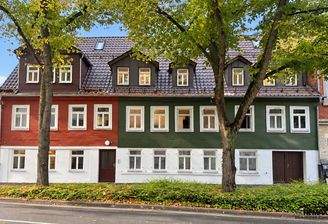 Sonnige Herbstansicht eines Stadthauses