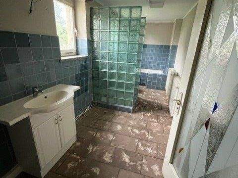 Bad mit Wanne und Dusche