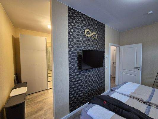 OG: Schlafzimmer mit Ankleide