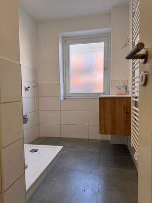 Chices Bad mit wohligem Handtuchheizkörper