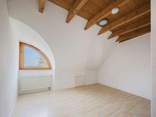 Schlafzimmer mit sichtbarem Gebälk