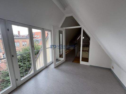 Raum mit bodentiefen Fenstern