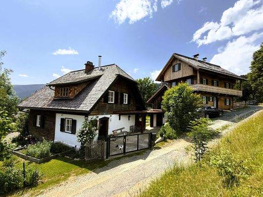 Das gesamte Ensemble mit dem Bauernhäusl