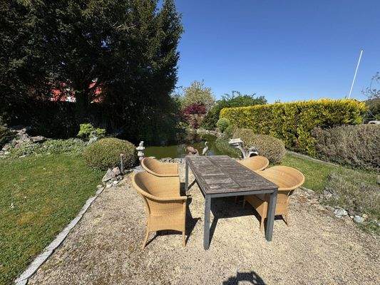 Romantischer Sitzplatz am Fischteich