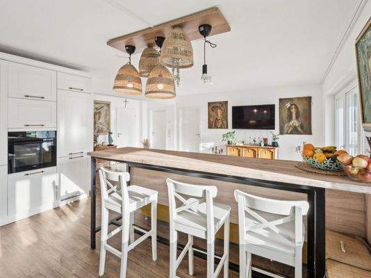 Küche mit Blick ins Wohnzimmer