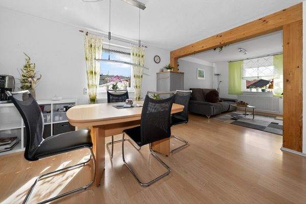 Essbereich mit Wohnzimmer