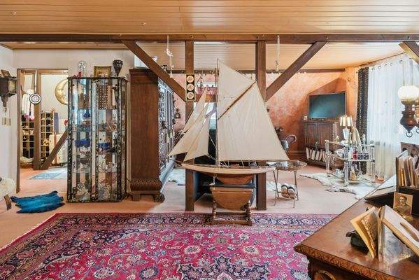 Wohnfläche im OG mit offenliegendem Gebälk