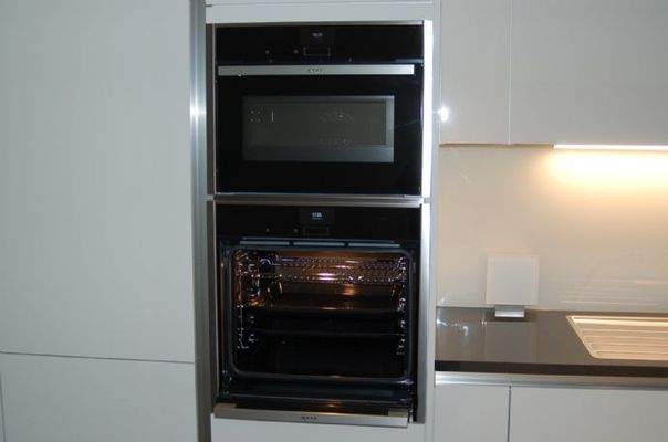 Küchendetail Backofen und Microwelle