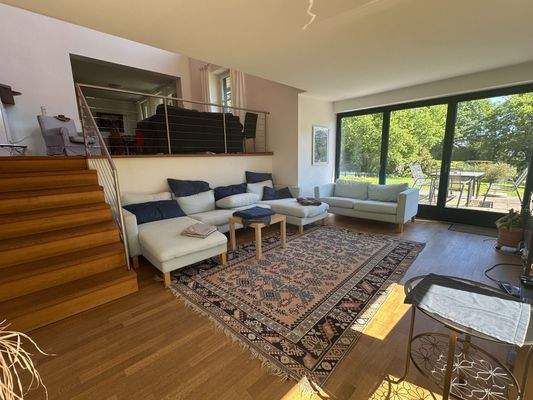 Wohnzimmer mit Zugang zur Terrasse 