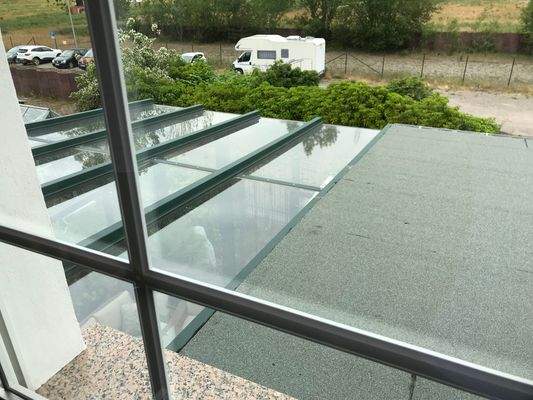 Blick vom 1.OG zum Parkplatz