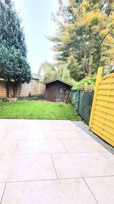 Sonniger ruhiger Garten 