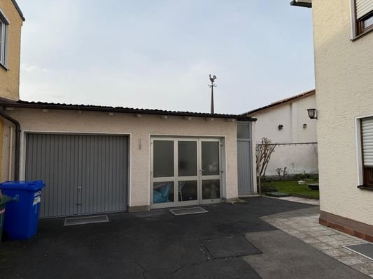 Ansicht Doppelgarage und Innenhof - Immobilien Bau