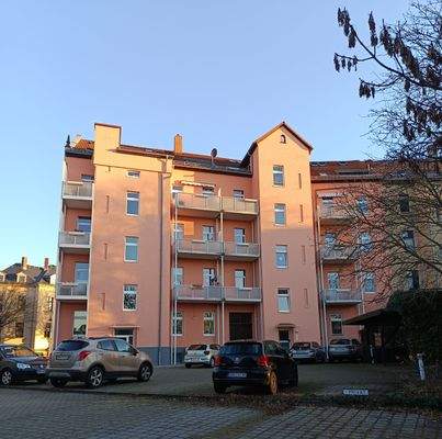 Hauseingang mit Privatparkplatz