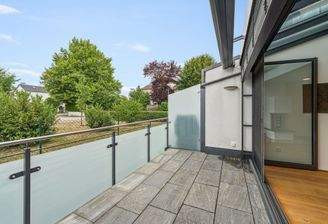 Sonniger Westbalkon samt elektrischer Markise