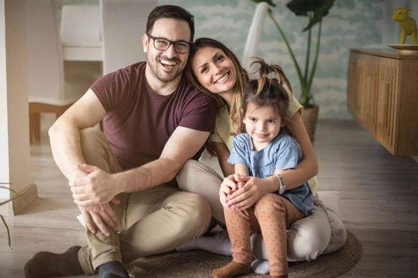 Glückliche Familie im Zuhause.