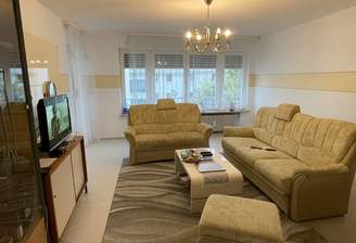 Wohnzimmer mit Ausgang zur Loggia