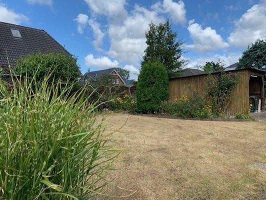 Garten mit großer Rasenfläche.jpg