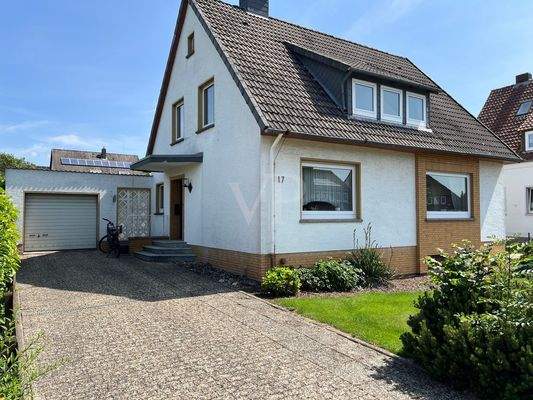 Einfahrt mit Eingang zum Haus