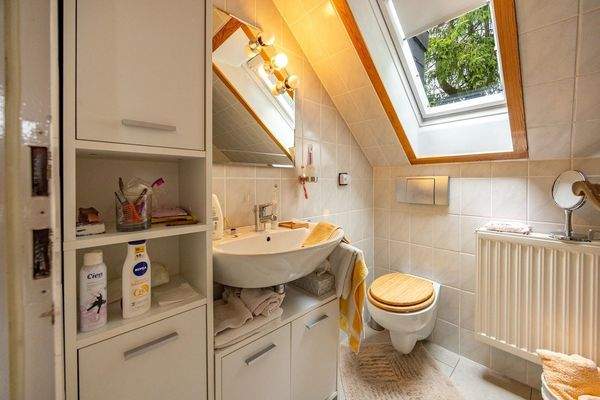 DG: Tageslichtbad 1 mit Wanne