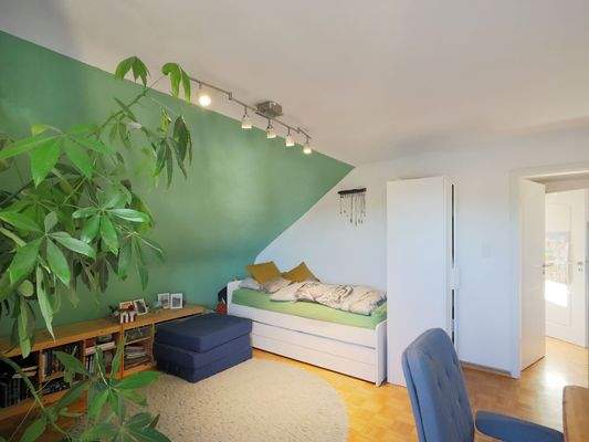 Schönes Kinderzimmer mit viel Platz und Balkonzugang