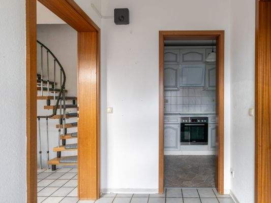 Einbauküche und Treppenaufgang Haus 1