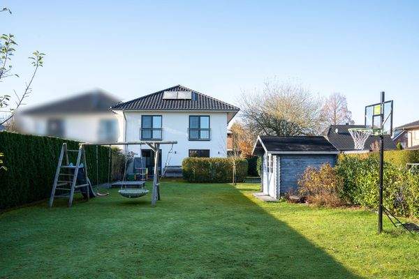 Blick von der zweiten Terrasse auf das Haus