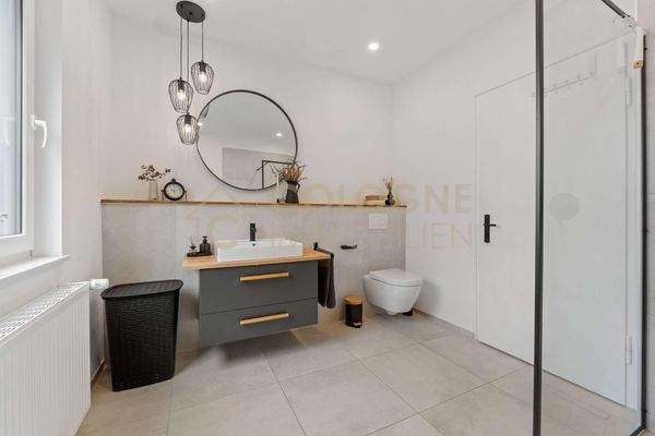 Modernes Badezimmer zwischen den beiden Kinderzimmern