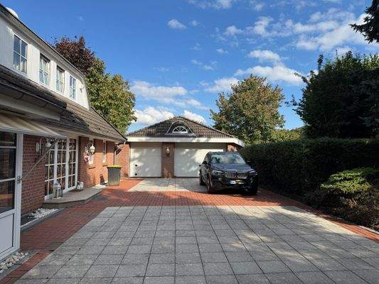 gepflasterte Auffahrt