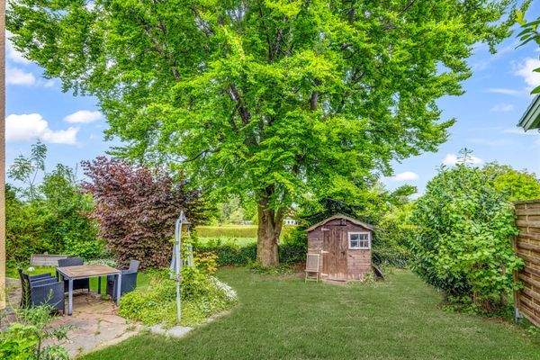 Untere Terrasse mit Garten