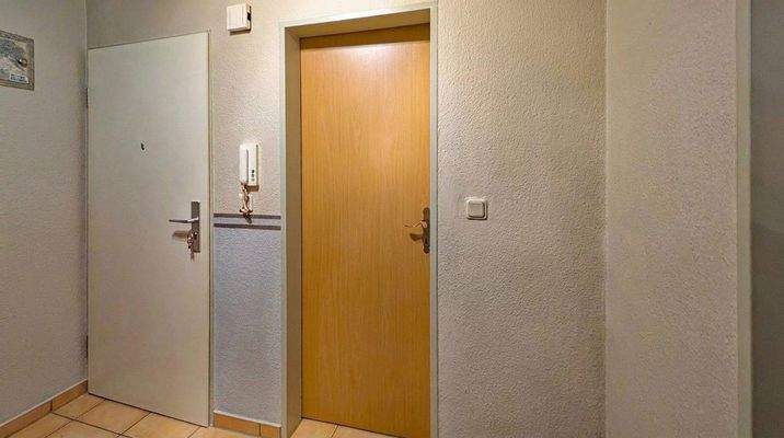 Flur mit Eingangstür + Bad