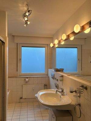 Helles Badezimmer mit Fenster