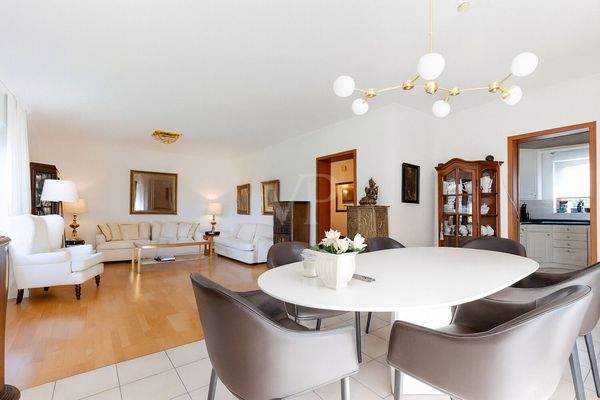 Essbereich mit Blick in den Wohnbereich