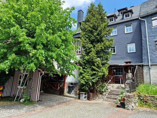 Rückansicht inkl. Parkplätze