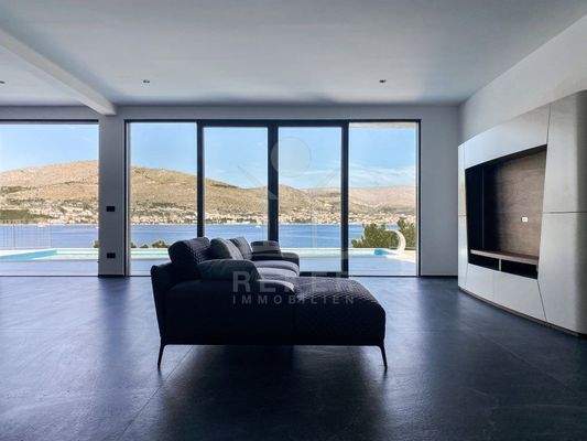 Heller und geräumiger Wohnbereich mit Meerblick