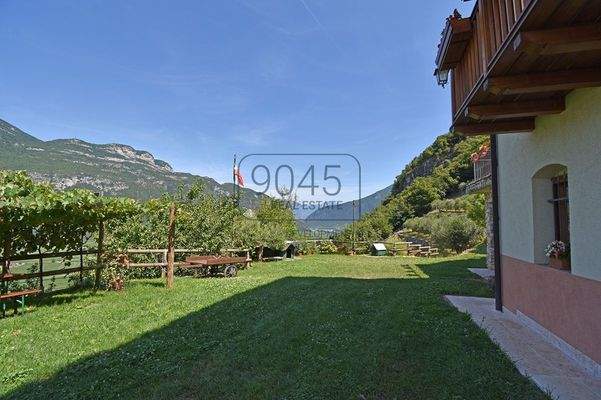 Exklusive Villa mit Panoramablick und großem Grundstück – Ala