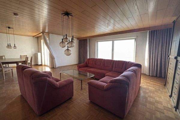 Großzügiger Wohnbereich mit Zugang zum großen Balkon