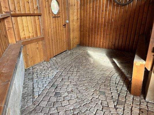 wettergeschützter Abstellfläche