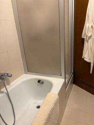 Bad mit Wanne und Dusche