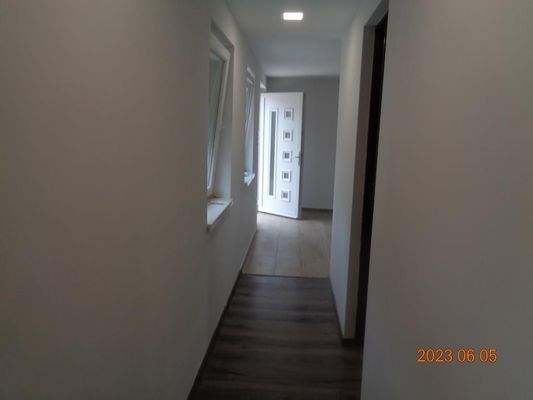 Flur- Sicht  zum Eingang