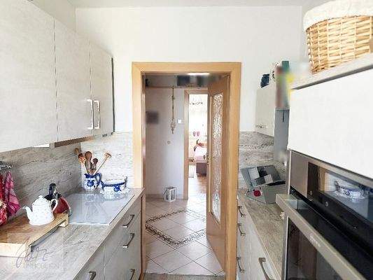 Küche mit Blick Richtung Flurbereich (Verkauf ohne Inventar)