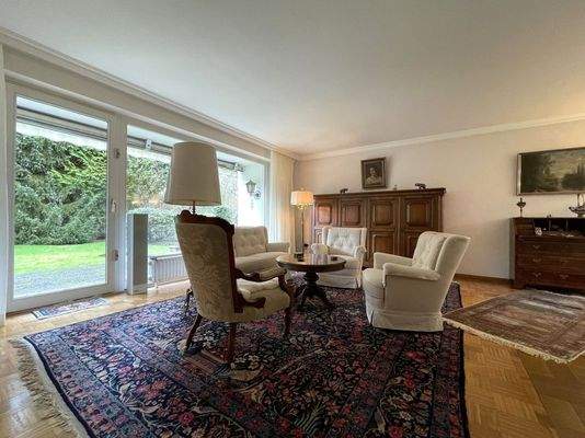 Wohnzimmer mit Blick in Richtung Garten